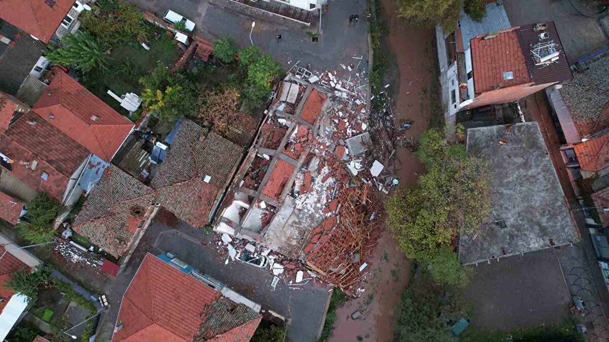 AFAD verilerine göre yerin yaklaşık 5,9 kilometre derinliğinde gerçekleşen deprem çevre illerde de hissedildi. 