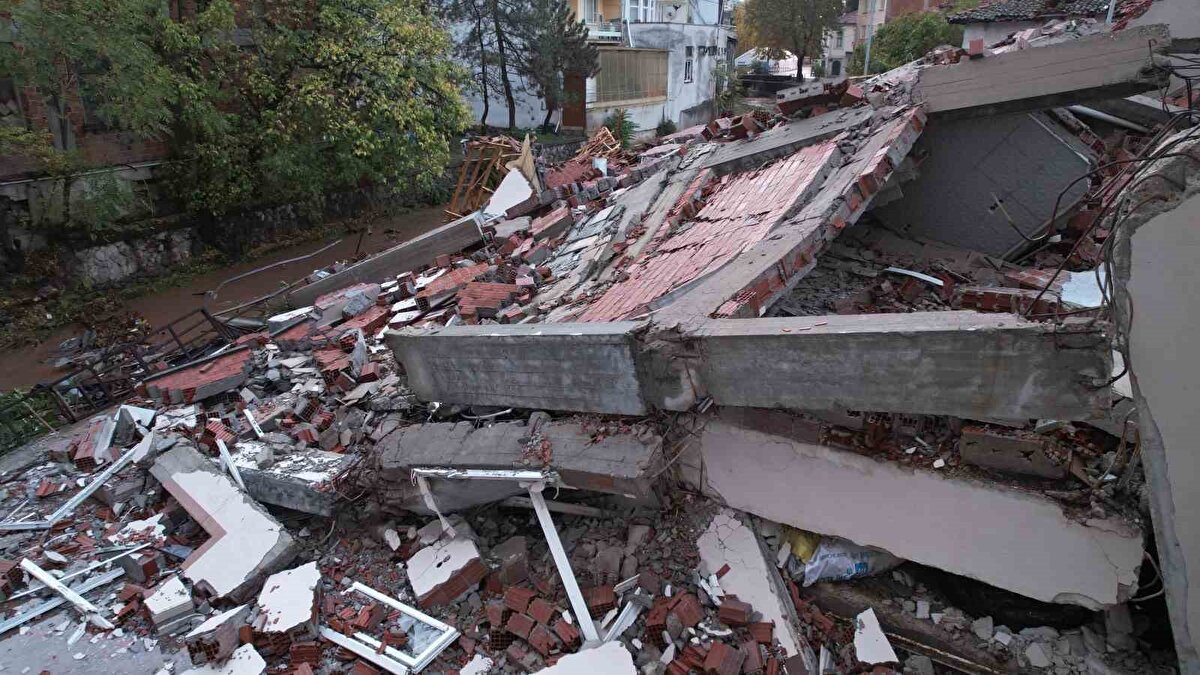 Balıkesir’in Sındırgı ilçesinde gece saat 22.48’de meydana gelen 6.1 büyüklüğündeki deprem büyük yıkıma neden oldu. 
