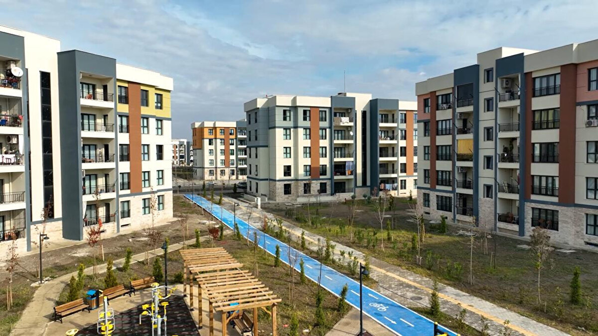 Kimler Sosyal Konut Başvurusu Yapabilir? (Genel Şartlar)<br><br>Yeni konut projesinden faydalanmak isteyen vatandaşlar için temel başvuru kriterleri netleşti. Başvuru yapacak kişinin:<br><br>18 yaşını doldurmuş olması,<br><br>En az 10 yıldır Türkiye Cumhuriyeti vatandaşı olması gerekmektedir.