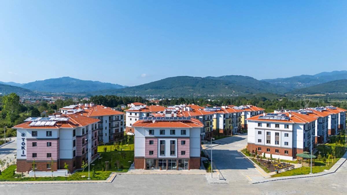 Sıkça Sorulan Soru: Hisseli Tapusu Olan Başvurabilir Mi?<br><br>Evet. Hisseli tapu sahibi olmak başvuruya engel değil. Kişiler, tam bağımsız bir hisseye (kat mülkiyeti, kat irtifakı vb.) sahip olmadıkları sürece ev sahibi sayılmıyor ve başvuru yapabiliyorlar.