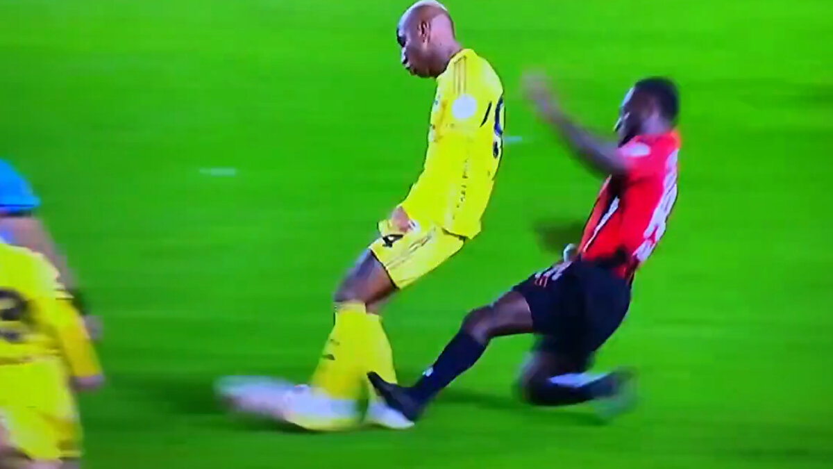 ABENA'YA KIRMIZI KARTI DOĞRU MU?<br><br>Deniz Çoban: Hakemin pozisyonu çok uygun, bunu görmeliydi. Önce sarı kart veriyor, VAR müdahalesiyle doğru kararı veriyor.<br>