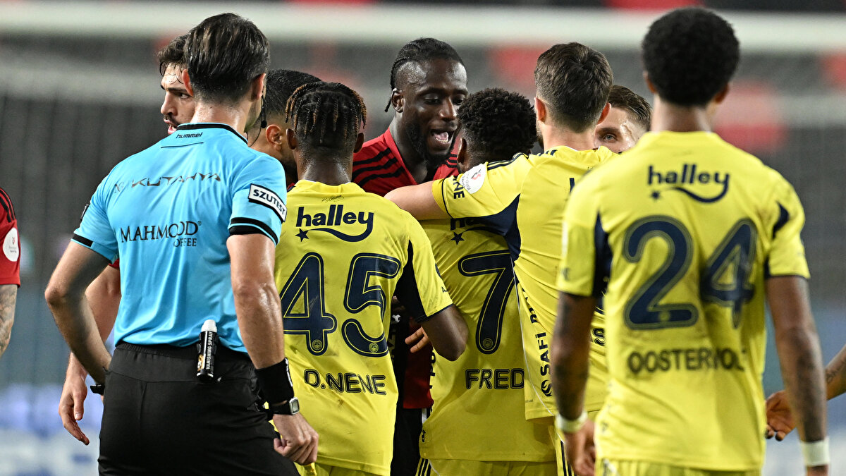 İSMAİL YÜKSEL'İN SARI KART <br>Deniz Çoban: 4'e 4 hücumda topu kaybediyor, faulü yapıyor. Hakemin burada avantajı oynatması doğru olurdu. Taktik faul yapmış ve dolayısıyla sarı kartı görmüş. Doğru karar.