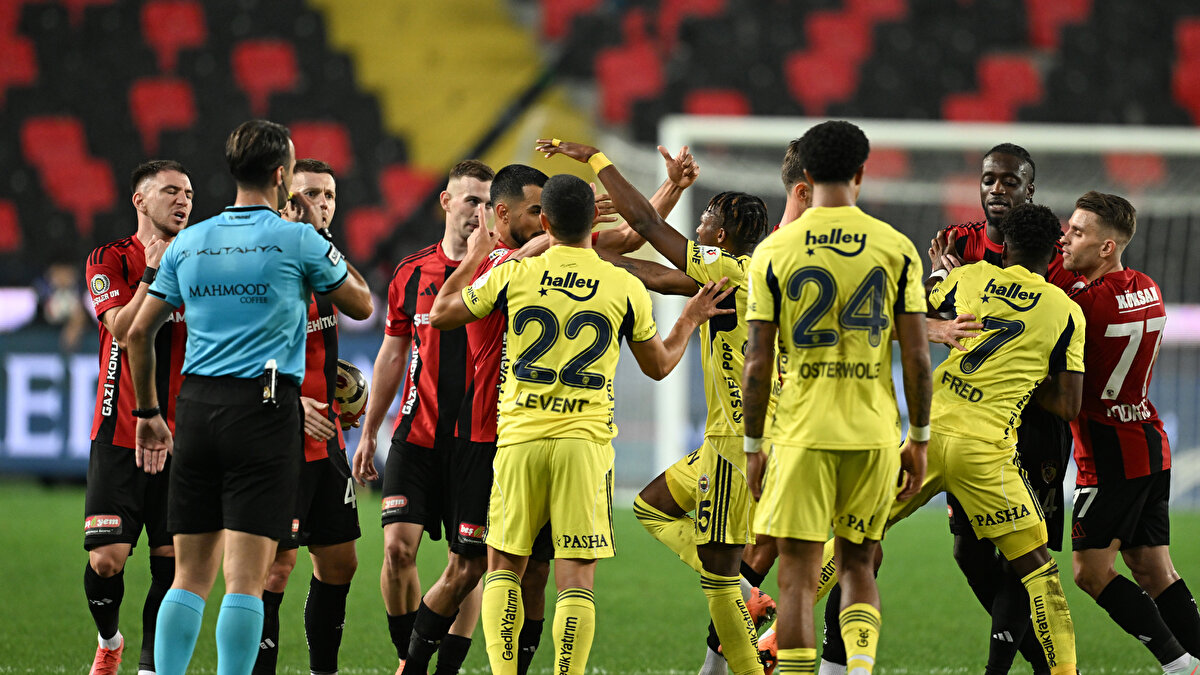 'SARI KART ÇIKMALIYDI' <br><br>9. dakikada Gaziantep FK futbolcusu sol kanatta dripling halinde rakibinde sıyrıldı, Asensio'nun müdahalesiyle yerde kaldı ve kart bekledi.<br><br>Deniz Çoban: Burada sarı kartın çıkması lazımdı. Buradaki hareket umut vaat eden atağın kesilmesi değil, sportmenlik dışı bir hareket. Oyunu bozan, oyunun imajını bozan bir hareket. O yüzden buna sarı kart gösterilmesi gerekir.<br><br>Bahattin Duran: Aynı fikirdeyim. İki kişiyi geçmiş, arkadan indirilmiş. Sarı kart çıkmalıydı.<br>