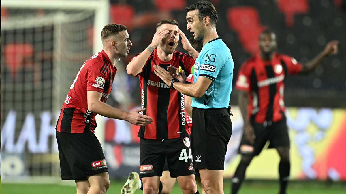 GAZİANTEP FK'NIN PENALTI BEKLEDİĞİ POZİSYON<br><br>Bahattin Duran: Penaltıyı düşündürecek hiçbir şey yok. Gaziantep FK'lı oyuncu (Camara) ne yapmış? Hakemi aldatmak için kendisini yere bırakmış. Burada oyunun devam etmemesi gerekirdi. Futbolcunun sarı kartla cezalandırılması gerekirdi.<br><br>Bülent Yıldırım: Asla penaltı yok. Bu oyuncu, Skriniar'ın sarı kart gördüğü pozisyondaki aynı oyuncu. Şansını zorluyor.<br><br><br>