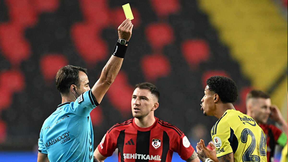 OOSTERWOLDE DERBİDE CEZALI DURUMA DÜŞTÜ <br><br>Fenerbahçeli Oosterwolde 72. dakikada gördüğü sarı kart nedeniyle derbide cezalı duruma düştü.<br>‘SARI KART DOĞRU KARAR’<br>Deniz Çoban: Burada Levent Mercan faul kararından sonra topu vermiyor, ilk kartı o görmeliydi. Ona gösterse sonraki gerginliğin önüne geçebilirdi belki. Ardından Kozlowski ve Oosterwolde'nin birbirini itmesi nedeniyle ikisine çıkan sarı kart da doğru.<br><br>Bahattin Duran: Levent Mercan'ın faulden sonra topu vermemesi sarı kart, Kozlowski'nin onu itmesi sarı kart, Oosterwolde'nin de Kozlowski'yi itmesi sarı kart. Bir kart eksik olmuş.<br>