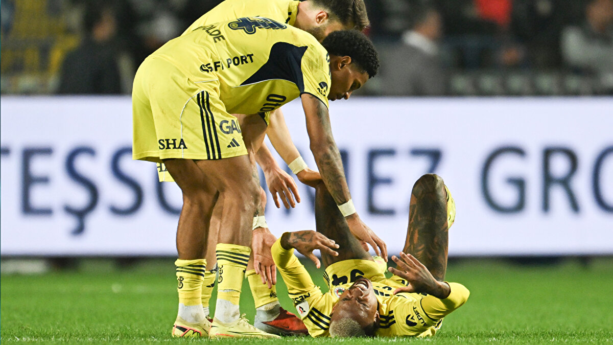 “BÖYLE BİR ACIMASIZLIK OLUR MU?”<br><br>Bülent Yıldırım: Bu olur mu ya? Böyle bir acımasızlık olur mu? Bu futbol değil.<br><br>Bahattin Duran: Attila Karaoğlan ismine yakışmadı bu kadar hata.<br>