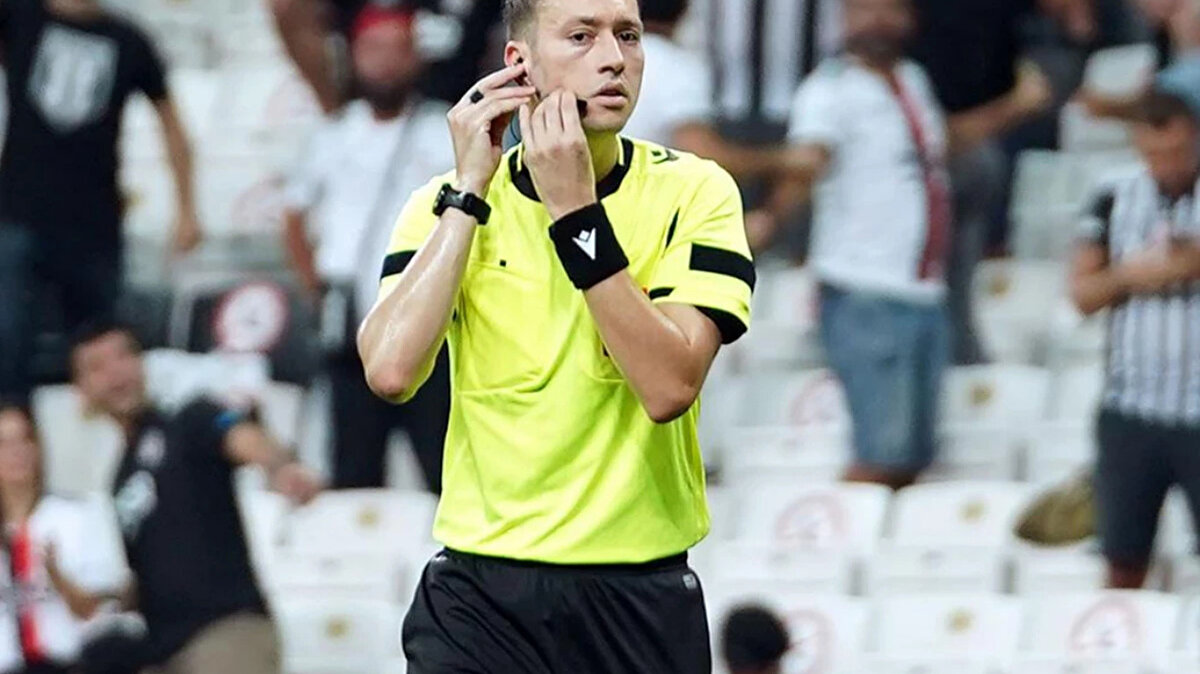 Adana Erkek Lisesi'nde okuyan Küçük, Adana Çukurova Üniversitesi Ekonometri Bölümü'nden mezun oldu. Hakemliğe 2010 yılında başladı.