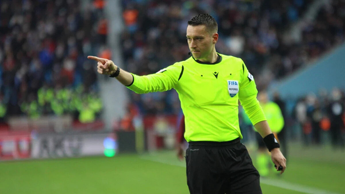 Zorbay Küçük kimdir?<br><br>Zorbay Küçük, 18 Ekim 1992'de Adana'da doğdu. Zorbay Küçük eski futbolcu ve teknik direktör Feyzullah Küçük'ün oğludur.