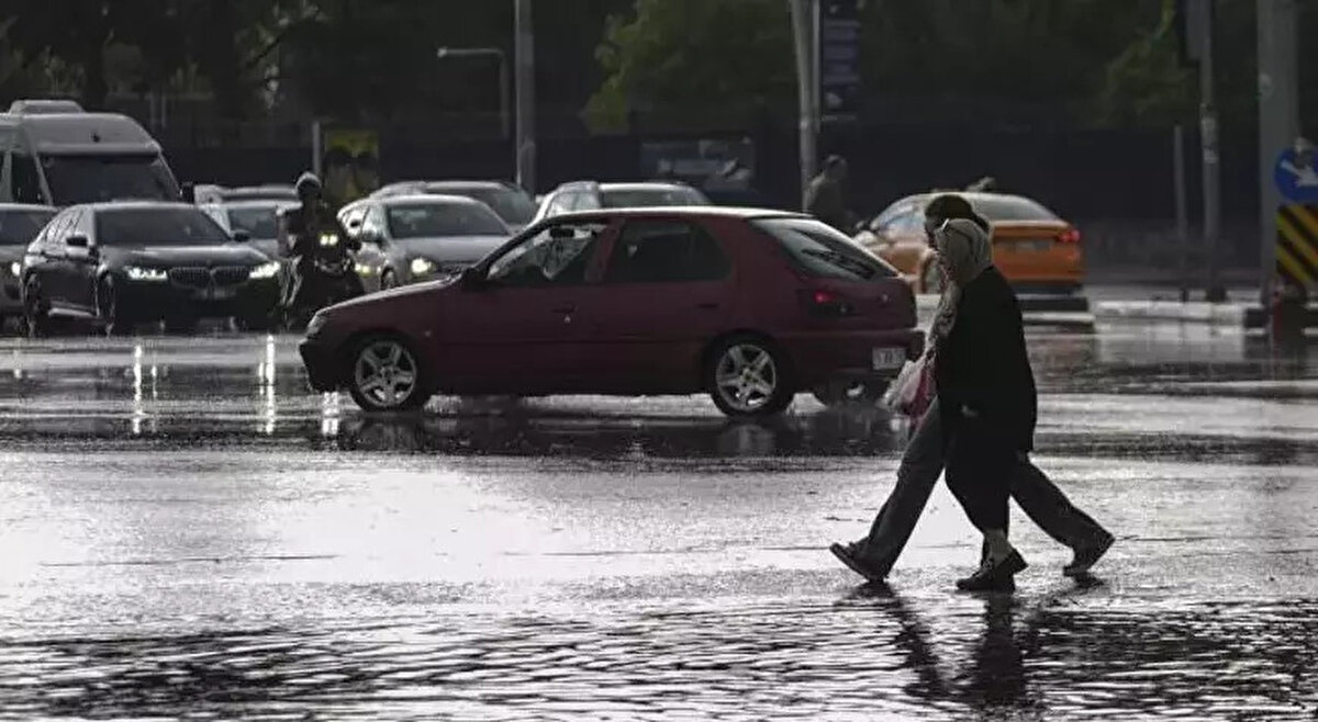 Türkiye genelinde parçalı ve yer yer çok bulutlu bir hava beklenirken; Marmara, Ege, Batı Akdeniz, İç Anadolu’nun kuzeyi ve Karadeniz genelinde sağanak ve gök gürültülü sağanaklar görülecek.