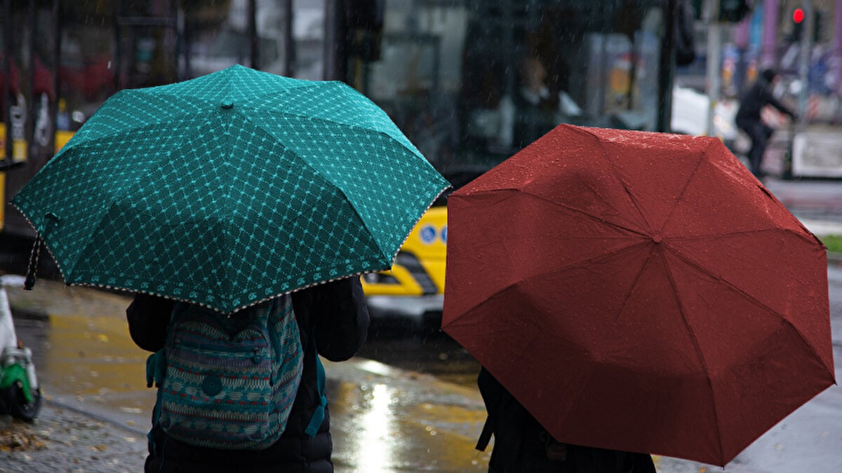 Uzmanlar, bugün ve yarın etkili olacak kuvvetli sağanakların ardından yer yer sıcaklık düşüşü ve rüzgar artışı yaşanabileceğini belirterek, vatandaşların valilik ve Meteoroloji duyurularını takip etmesi gerektiğini vurguladı.