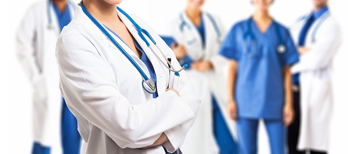 Resmî mevzuat uyarınca, 28 Ekim Salı günü kamu kurumları için mesai saat 13.00’te sona erecek. Bu durum, günlük hizmetleri de doğrudan etkiliyor: