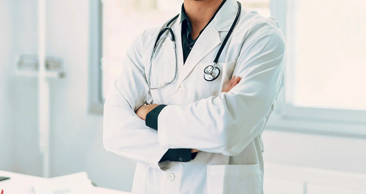 1. Hastaneler ve Aile Sağlığı Merkezleri (ASMSağlık Ocakları):<br><br>Poliklinikler: Hastanelerin poliklinik hizmetleri 28 Ekim’de saat 12.30’dan sonra duracak. Aile Sağlığı Merkezleri (sağlık ocakları) de saat 12.30’a kadar hizmet verecek ve öğleden sonra kapanacak.<br><br>Acil Servisler: Hastanelerin acil servisleri 24 saat kesintisiz olarak hizmet vermeye devam edecek.<br><br><br>29 Ekim (Çarşamba): Tam gün resmî tatil olduğu için hastaneler ve ASM’ler kapalı olacak; sadece acil servisler çalışacak.