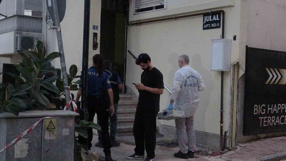 Edinilen bilgiye göre, yaşamını Antalya’da sürdüren, kalp rahatsızlığı ve şeker gibi kronik rahatsızlıkları olduğu öğrenilen Ankara Barosu’na kayıtlı 72 yaşındaki avukat Enver Kaynak’ı bakıcısı evde bırakarak bir süreliğine dışarı çıktı. 