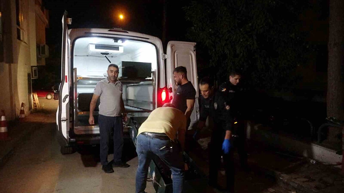 Yaklaşık 1 saat sonra eve geri dönen kadın yaşlı adamı yerde yüz üstü yatar vaziyette buldu. Daha önce de birkaç kez düşerek yaralandığı öğrenilen Kaynak’ın durumunu kontrol eden bakıcısı yaşlı adamın nefes almadığını fark etti.