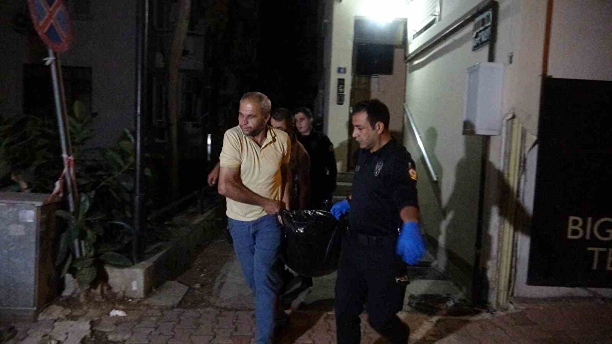 Geri döndüğünde ölü olarak buldu<br><br>112 Acil Çağrı Merkezi’ne yapılan ihbarla adrese gelen sağlık ekipleri yaptıkları kontrollerde yaşlı adamın hayatını kaybettiğini belirledi. Bunun üzerine adrese polis ekipleri sevk edildi. 