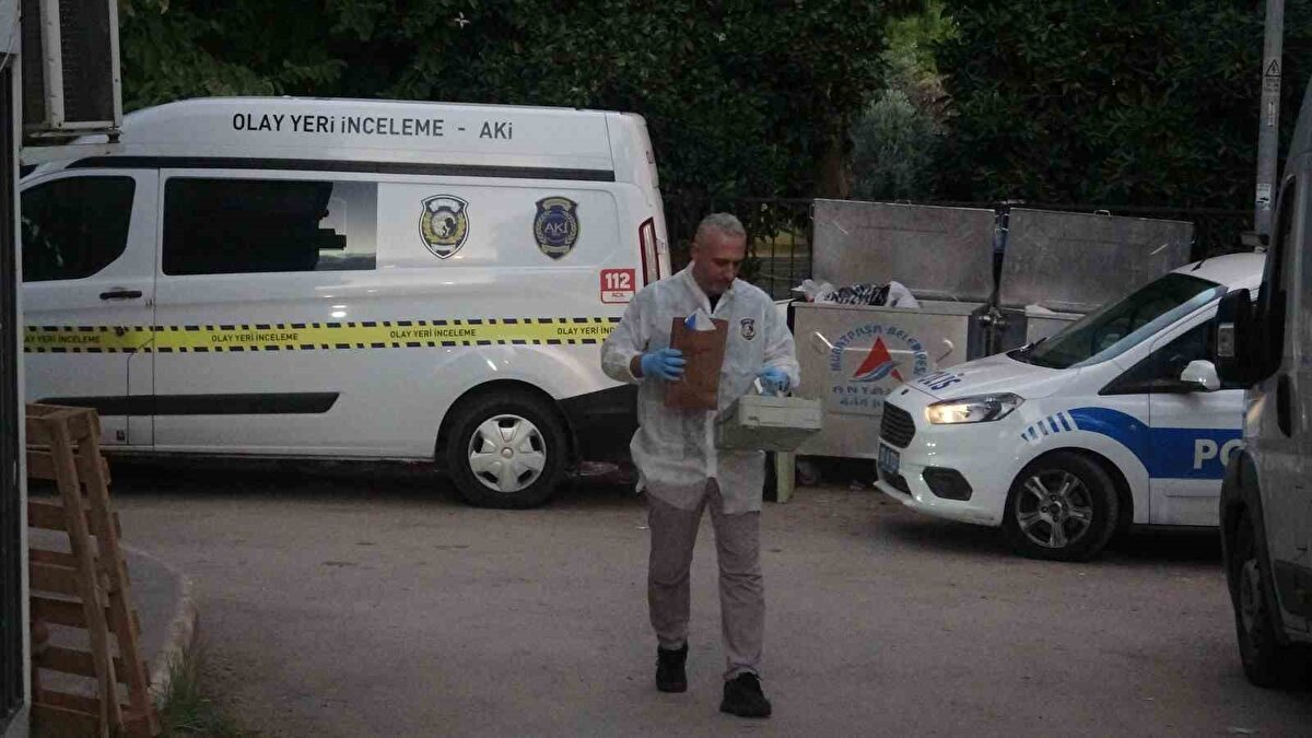  Olay, saat 17.00 sıralarında Muratpaşa ilçesi Deniz Mahallesi 131 Sokak üzerindeki 4 katlı bir apartmanın birinci katında meydana geldi. 