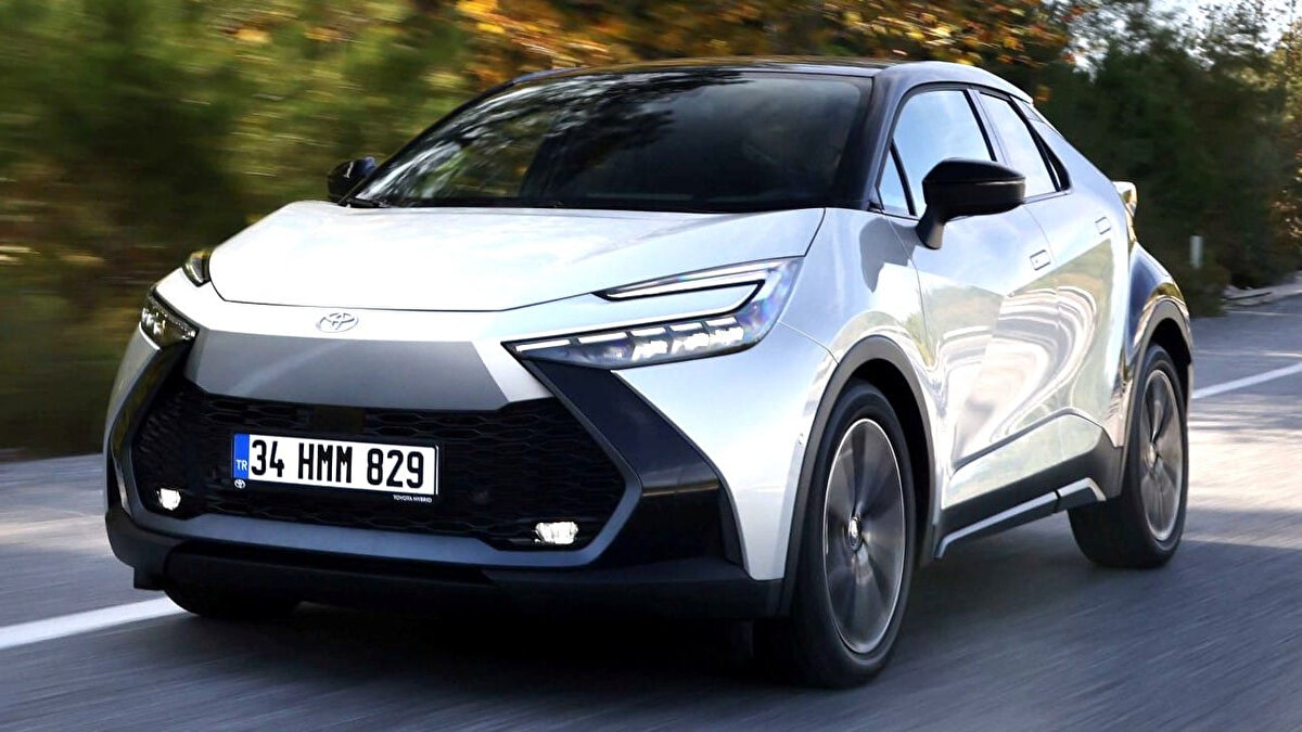 10. Toyota C-HR Hybrid (Yerli Üretim Gururu)<br>Listenin onuncu sırasında, Türkiye'de üretilen tek model olan Toyota C-HR yer alıyor. C-SUV segmentindeki araç, 1.8 litrelik tam hibrit motoruyla 100 km'de ortalama 4,7 litre yakıt tüketimi sunuyor.<br><br>Fiyat: 1.995.000 TL'den başlıyor.