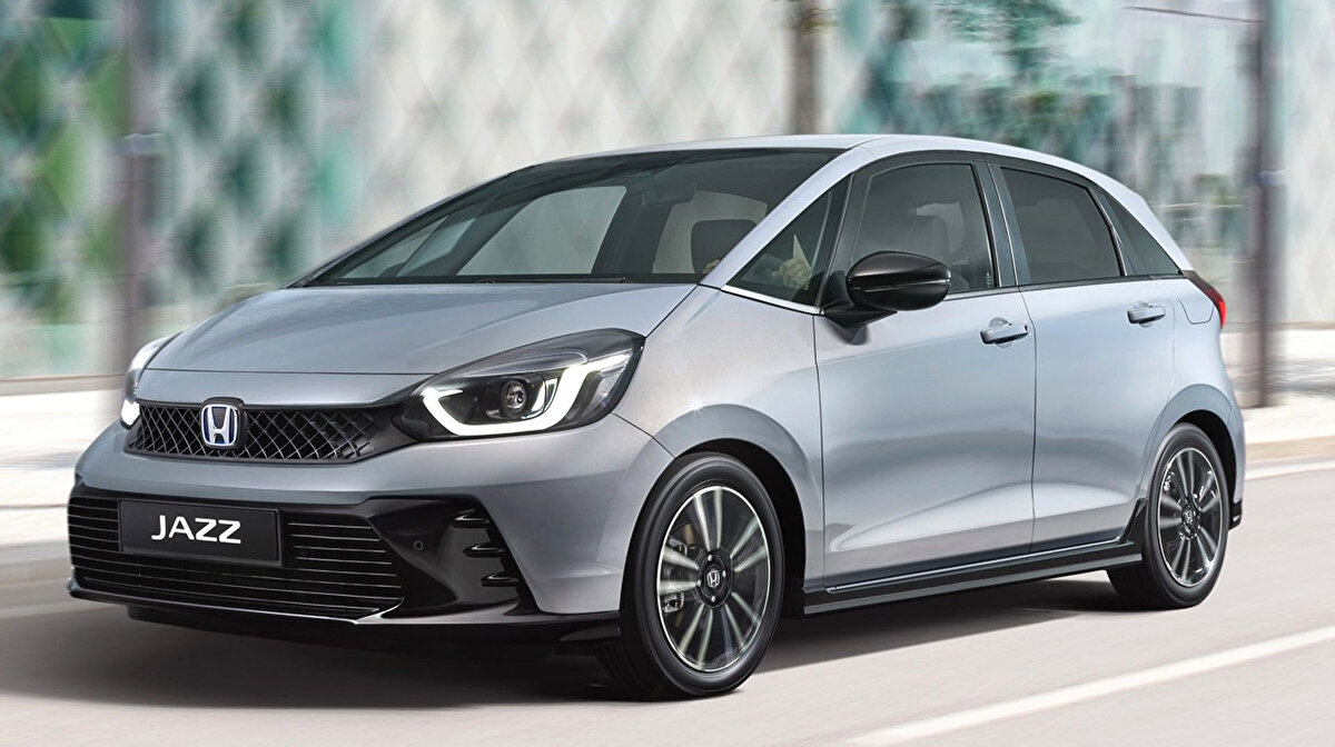 2. Honda Jazz (Pratik ve Ferah)<br>Hibrit teknolojisinin öncülerinden olan Honda'nın Jazz modeli, küçük sınıfta yüksek beygir gücü ve ferah kabin sunuyor. Pratik iç mekan çözümleriyle bilinen model, 4,5 lt/100 km ortalama tüketim değerine sahip.<br><br>Fiyat: 1.695.000 TL'den başlıyor.
