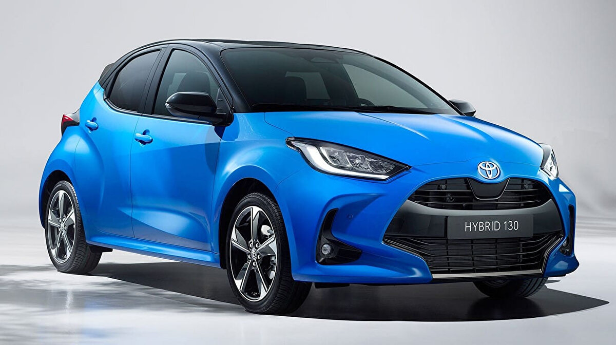 3. Toyota Yaris Hybrid (Tüketim Lideri)<br>Listenin ilk üç sırasında B hatchback modeller yer alıyor. Yaris, 1.5 litrelik tam hibrit sistemiyle 100 km'de ortalama 3,9 litrelik iddialı bir tüketim değeri sunuyor. Bu özellik, onu özellikle yoğun trafikte çok tasarruflu kılıyor.<br><br>Fiyat: 1.771.500 TL