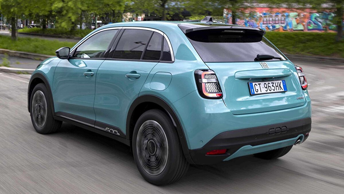 5. Fiat 600 (Kompakt ve Ekonomik)<br>Geçen yıl piyasaya sürülen Fiat 600'ün hibrit versiyonu, 1.2 litrelik motoruyla 100 km'de ortalama 4,8 litre tüketim vadediyor. Kompakt boyutları sayesinde kolay park imkanı ve düşük kullanım maliyeti sunuyor.<br><br>Fiyat: 1.834.900 TL