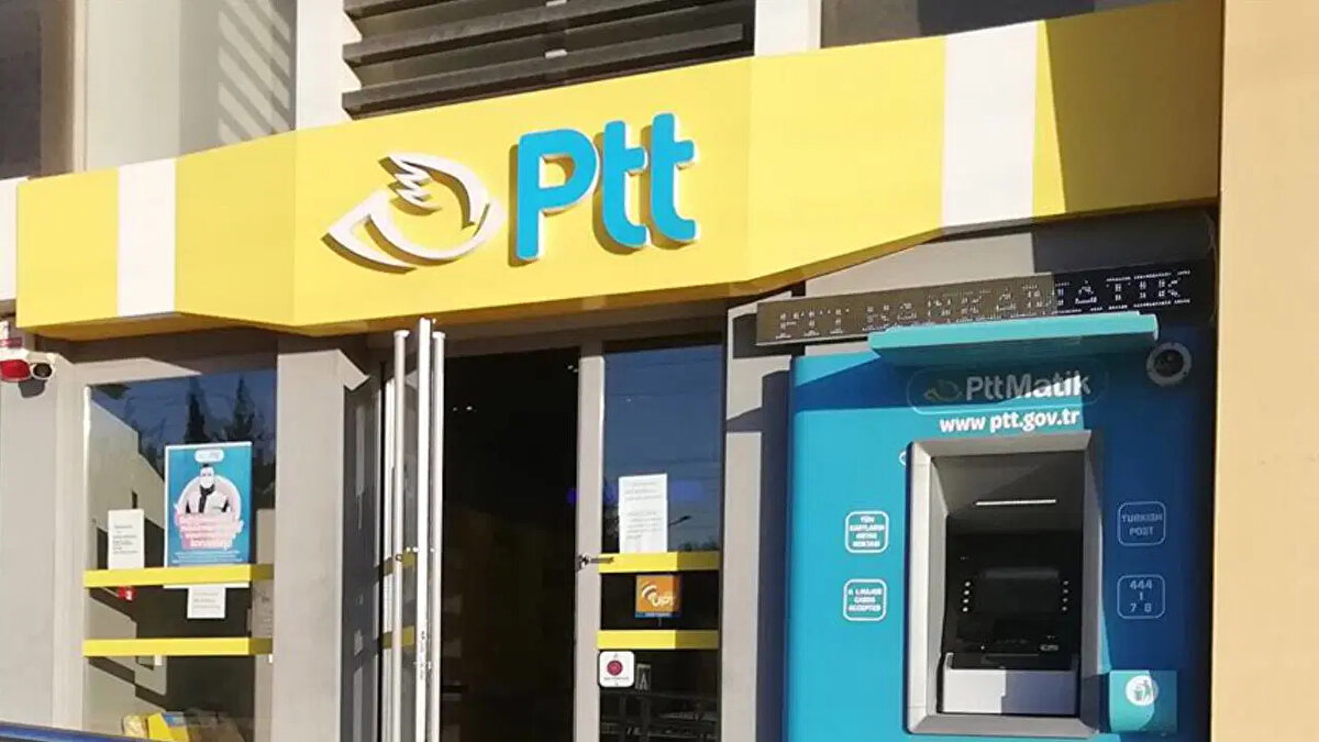 Bu doğrultuda, 28 Ekim 2025 Salı (bugün) yarım gün resmi tatildir.<br><br>PTT şubeleri, sabah normal mesai saatlerinde (genellikle 08:30) açılacak ve öğlen saat 13:00'e kadar vatandaşlara hizmet vermeye devam edecektir. Saat 13:00 itibarıyla tüm PTT şubeleri kapanacaktır. PTT Kargo hizmetleri de aynı şekilde öğlene kadar dağıtım ve kabul işlemlerini sürdürecek, öğleden sonra hizmet vermeyecektir.