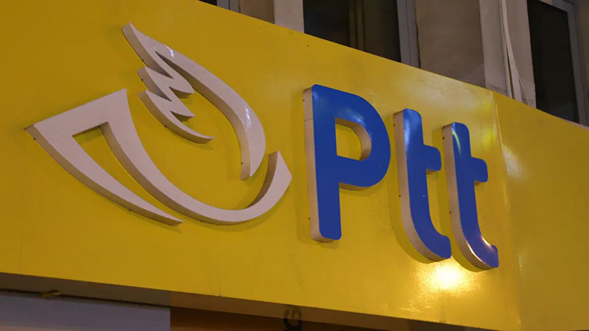 29 Ekim Cumhuriyet Bayramı’nda PTT Açık Mı, Kapalı Mı?<br><br>29 Ekim Cumhuriyet Bayramı, tüm yurtta resmi tatil olarak kutlanmaktadır. Bu nedenle 29 Ekim 2025 Çarşamba günü tüm kamu kurumlarında olduğu gibi PTT şubeleri de tam gün kapalı olacaktır.<br><br>PTT Kargo birimleri de 29 Ekim Çarşamba günü hizmet vermeyecek ve kargo dağıtımı yapılmayacaktır.<br><br>PTT şubelerindeki işlemler ve kargo teslimatları, 30 Ekim 2025 Perşembe günü normal mesai saatlerinde yeniden başlayacaktır.