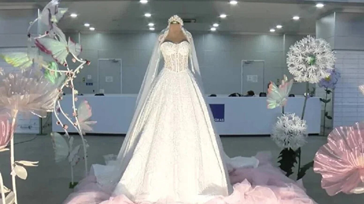 Oleg Cassini Türkiye ekibi tarafından yapılan açıklamada, 14 yıllık faaliyet sürecinde markaya gösterilen ilgiden dolayı teşekkür edildi. Açıklamada, “Türkiye’deki operasyonlarımızı sonlandırırken, sizlerle geçirdiğimiz 14 yılın her anı için en içten teşekkürlerimizi sunuyoruz. Markamızı en özel günlerinize dahil ettiğiniz, sevincinizi ve heyecanınızı bizimle paylaştığınız için minnettarız” ifadeleri kullanıldı.