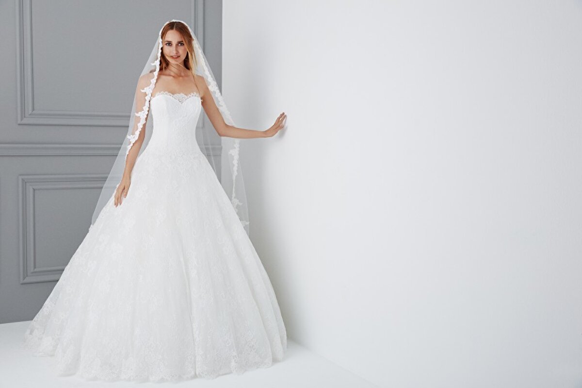 2000’li yılların sonlarında Türkiye pazarına giren marka, kısa sürede gelinlik sektöründe güçlü bir yer edindi. Düğün sezonlarında satış rekorları kıran Oleg Cassini, ayrıca özel kampanyaları ve mağaza deneyimiyle de dikkat çekti. Markanın Türkiye’deki mağazaları, özellikle İstanbul, Ankara ve İzmir gibi büyük şehirlerde yoğun ilgi görüyordu.