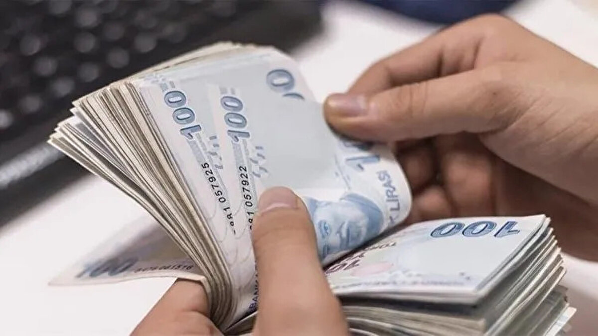 28 EKİM BUGÜN BANKALAR AÇIK MI, SAAT KAÇA KADAR?<br><br>Evet, 28 Ekim Salı günü (bugün) bankalar açık ancak sadece yarım gün hizmet verecekler.<br><br>Bankalar, 28 Ekim Salı günü sabah saat 09:00'da normal mesai düzeninde şubelerini açacak. Ancak, öğleden sonra resmi tatil başlayacağı için bankalar, şube politikalarına göre değişiklik göstermekle birlikte, genellikle 12:30 veya en geç 13:00 itibarıyla müşteri kabulünü durduracak ve şubeleri kapatacak. Bankada fiziki işlem yapması gereken vatandaşların işlemlerini bu saatlerden önce tamamlaması büyük önem taşıyor.