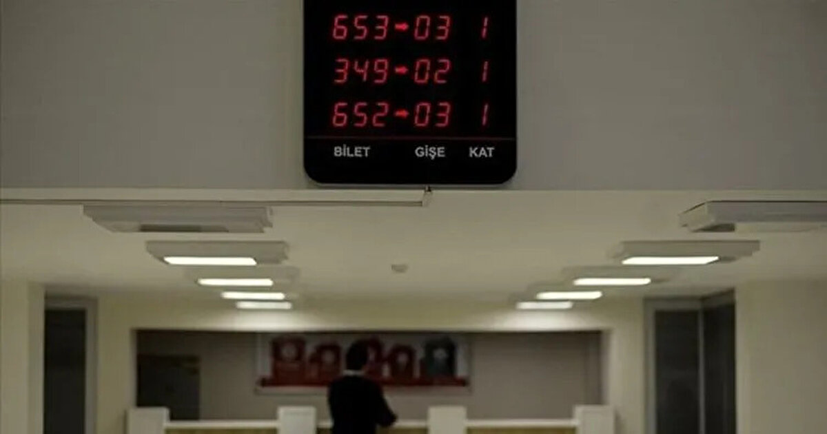 29 Ekim Cumhuriyet Bayramı yaklaşırken, resmi tatil düzenlemeleri bankacılık işlemlerini de doğrudan etkiliyor. Milyonlarca vatandaş, 28 Ekim Salı günü, yani bugün bankaların çalışma düzenini merak ediyor. Ulusal Bayram ve Genel Tatiller Hakkında Kanun'a göre 28 Ekim yarım gün resmi tatil sayıldığı için bankaların mesai saatleri de buna göre düzenlendi. Peki, bugün bankalar açık mı, saat kaça kadar işlem yapılacak? İşte 28 Ekim 2025 Salı banka şubelerinin çalışma programı.