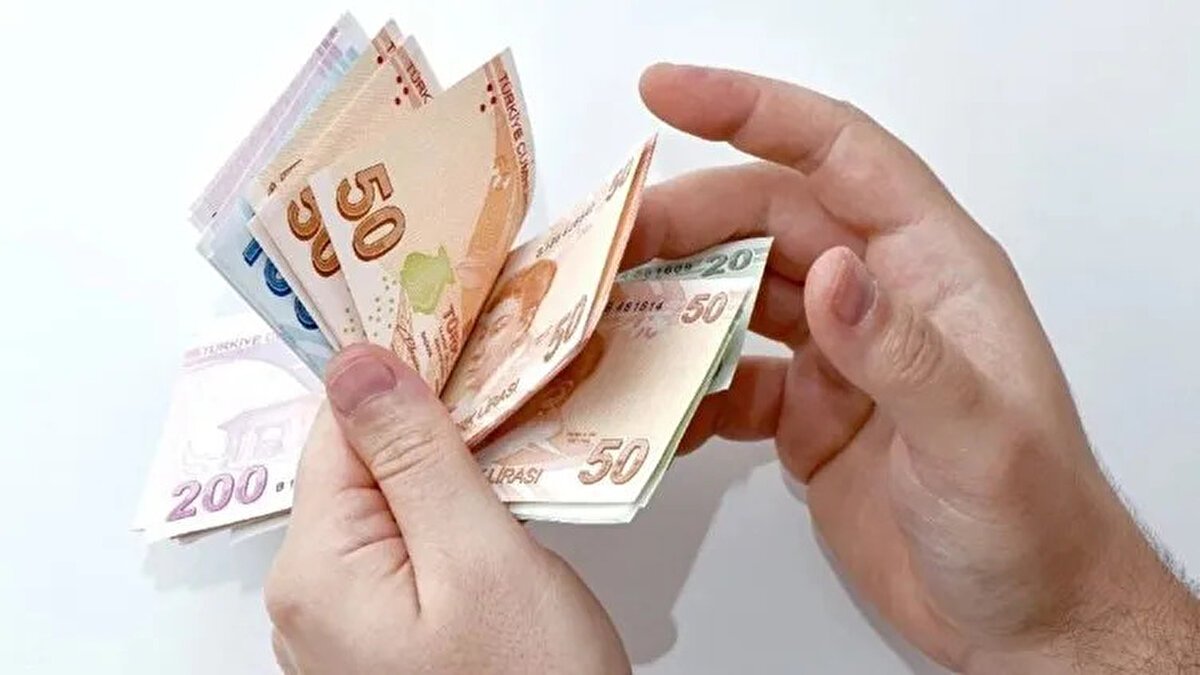 BUGÜN EFT VE HAVALE YAPILIR MI? (28 EKİM EFT SAATİ)<br><br>Yarım gün tatil uygulaması, bankalar arası para transferi olan EFT işlemlerinin saatlerini de etkilemektedir. 28 Ekim Salı günü, bankaların kapanış saati olan 13:00'ten sonra yapılan EFT işlemleri, aynı gün karşı hesaba geçmeyecektir. Bu saatlerden sonra yapılan transferler, resmi tatilin sona ermesinin ardından, yani bir sonraki iş günü olan 30 Ekim Perşembe günü gerçekleşecektir. Ancak, Havale (aynı banka içi transfer) ve FAST (Fonların Anlık ve Sürekli Transferi) işlemleri 7 gün 24 saat boyunca yapılmaya devam edecektir.