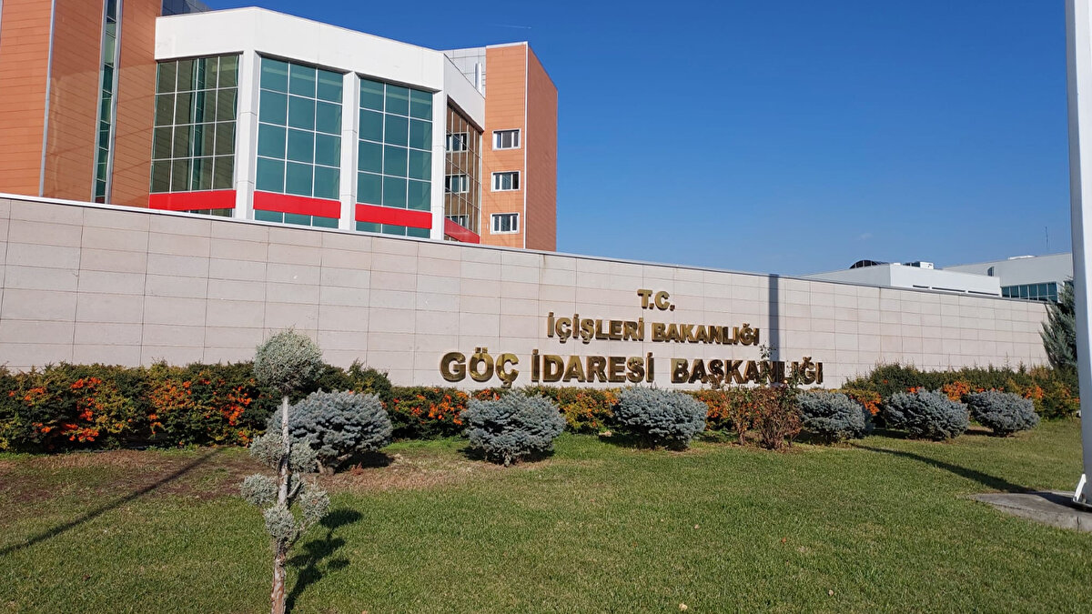 BAŞVURULAR NEREDEN VE NASIL YAPILIR? (E-DEVLET KARİYER KAPISI)<br><br>Başkanlık, başvuruların sadece online olarak kabul edileceğini duyurdu. Adayların, başvurularını e-Devlet Kapısı üzerinden "Göç İdaresi Başkanlığı - Kariyer Kapısı Kamu İşe Alım" hizmeti veya "Kariyer Kapısı" (https://isealimkariyerkapisi.cbiko.gov.tr) internet adresi üzerinden gerçekleştirmesi gerekmektedir. Şahsen, kargo veya posta yoluyla yapılan müracaatlar kesinlikle kabul edilmeyecektir. Adayların başvuru sırasında e-Devlet üzerinden talep edilen eğitim, KPSS puanı ve diğer kişisel bilgileri eksiksiz ve doğru bir şekilde sisteme yüklemesi zorunludur.