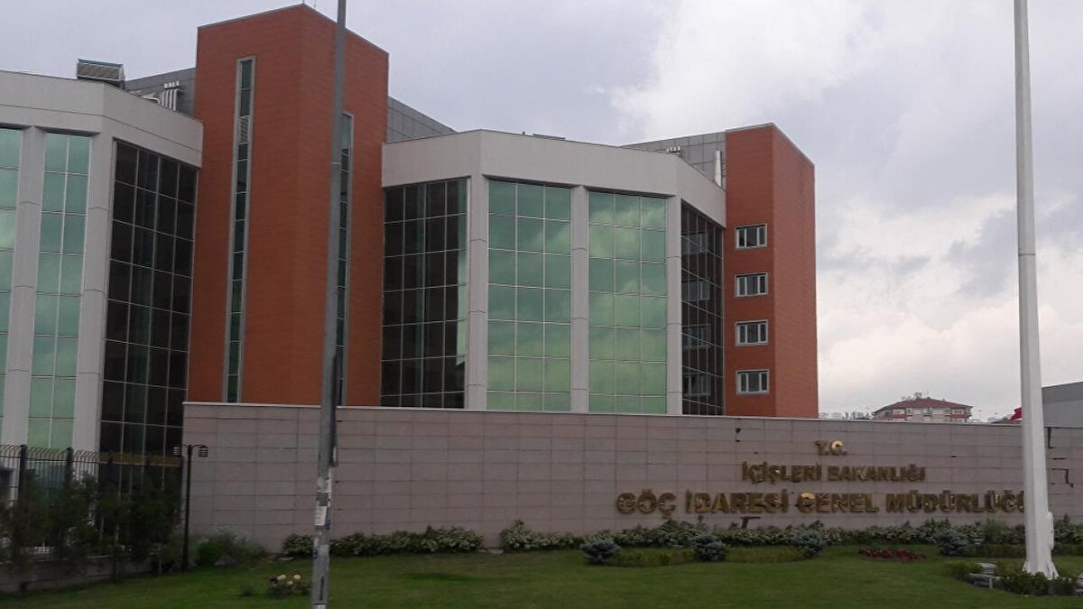 GÖÇ İDARESİ BAŞKANLIĞI PERSONEL ALIMI BAŞVURU ŞARTLARI NELER?<br><br>Alıma başvuru yapacak adayların aşağıdaki genel şartları taşıması gerekmektedir:<br><br>Vatandaşlık: Türkiye Cumhuriyeti vatandaşı olmak.<br><br>Yaş: 18 yaşını doldurmuş olmak.<br><br>Haklar: Kamu haklarından mahrum bulunmamak.<br><br>Sağlık: Görevini sürekli yapmasına engel olabilecek bir sağlık sorunu bulunmamak.<br><br>KPSS Şartı: 2024 yılında yapılan Kamu Personel Seçme Sınavı'ndan (KPSS) B grubu puan türünden en az 65 puan almış olmak.<br><br>Tercih Kuralı: Adaylar, ilan edilen pozisyonlardan sadece bir il ve bir unvan için başvuru yapabilirler. Birden fazla tercihte bulunan adayların başvuruları geçersiz sayılacaktır.