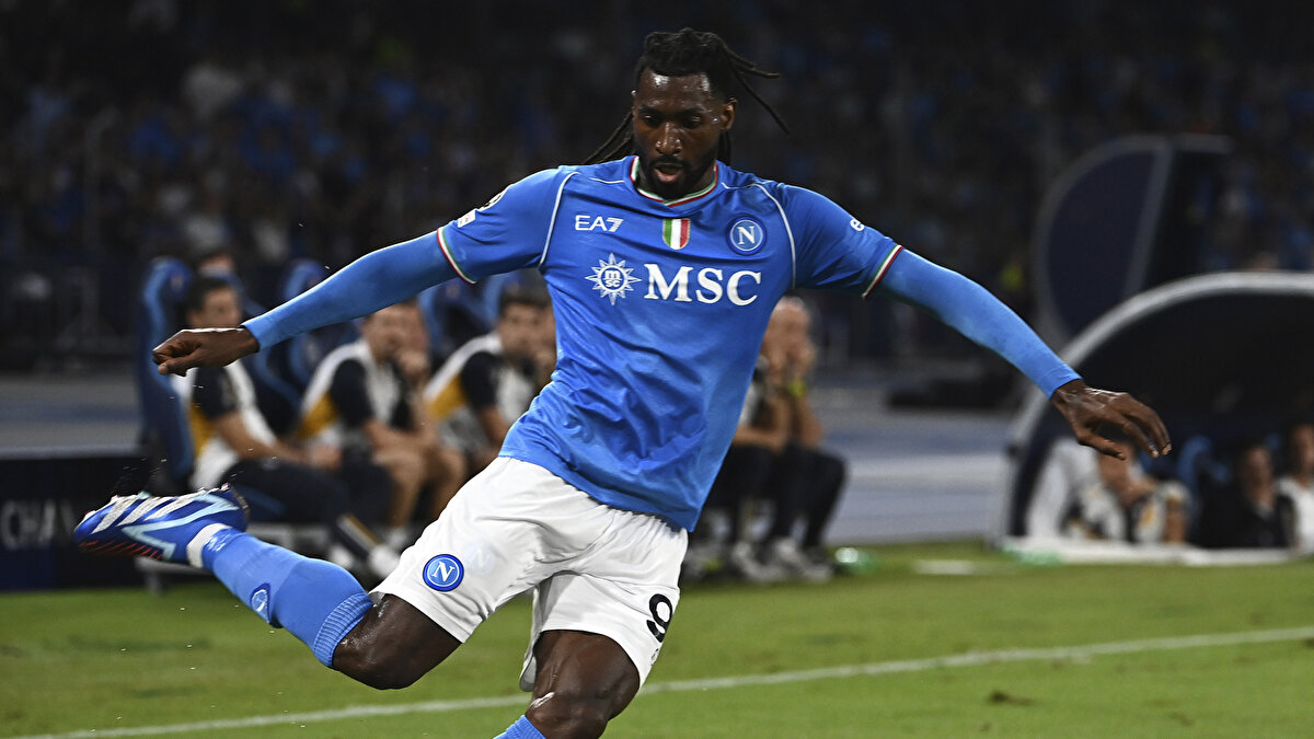 Fenerbahçe ve Galatasaray’ın orta sahasını güçlendirmek adına 29 yaşındaki oyuncu için sezon sonunda teklif yapması bekleniyor.