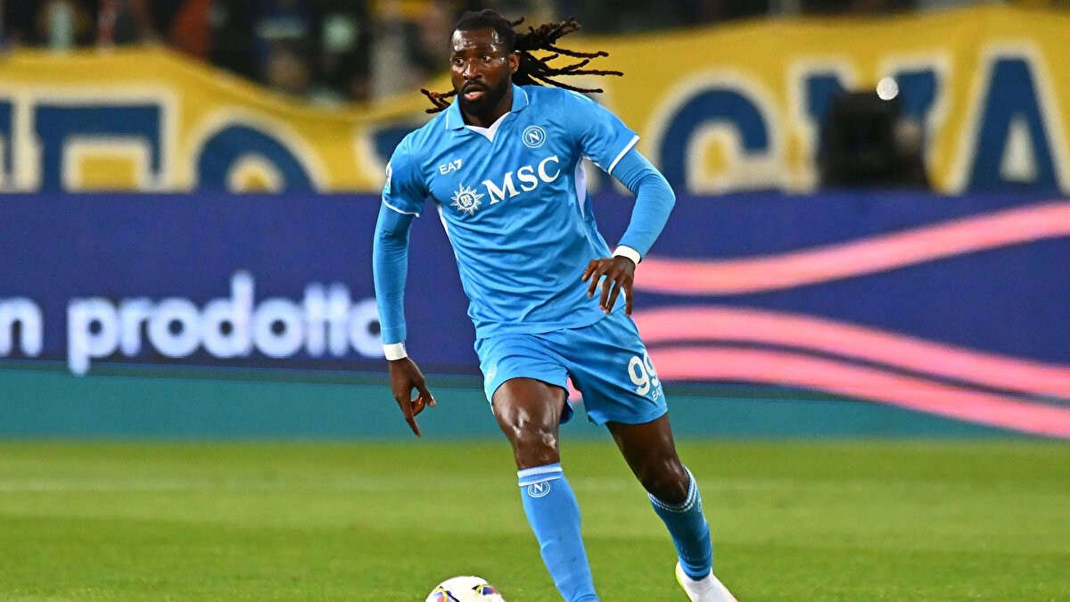 ZAMBO ANGUISSA PAYLAŞILAMIYOR<br><br>Yaz transfer sezonunda Beşiktaş’ın gündemine gelen Napoli’in orta sahadaki yıldızı Frank Zambo Anguissa, Fenerbahçe ve Galatasaray’ın da transfer listesinde yer alıyor. <br>