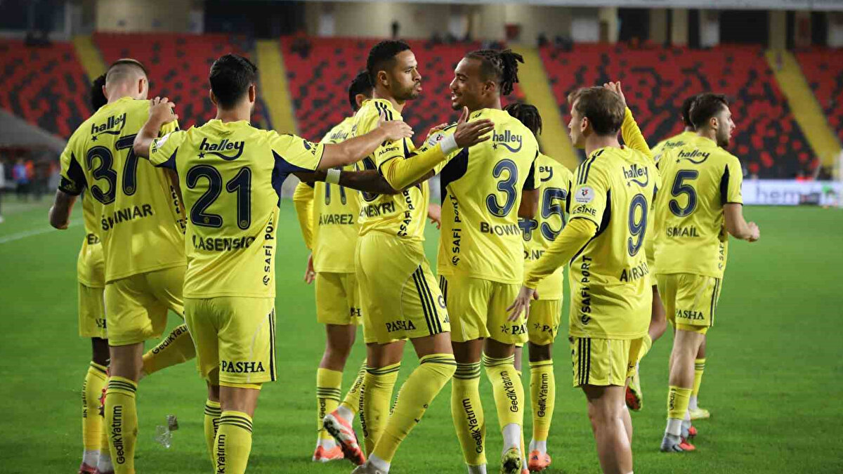 Şampiyonluk hasretine son vermek isteyen Fenerbahçe ise zorlu deplasmanda Beşiktaş’a konuk olacak. 