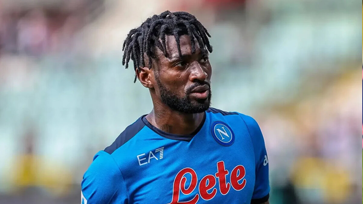 Tecrübeli futbolcunun 2027 yılına kadar sözleşmesi devam ediyor. Napoli yönetimi ve oyuncu cephesiyle henüz yeni bir anlaşma için görüşmeler yapılacak.