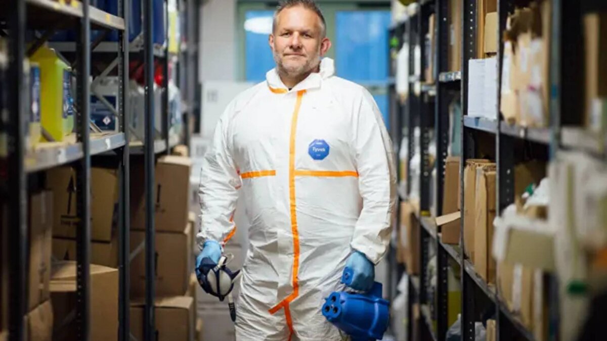 İlk büyük işi, iki ay boyunca fark edilmeyen bir ölüm vakasıydı. Giles, cesedin halıdan betona kadar yayılan sıvılarını temizlemek zorunda kaldıklarını, sineklerin ve kötü kokunun işi son derece zorlaştırdığını anlattı.<br><br>2000 yılında biyolojik tehlike temizleme sertifikası alan Giles, bugün hiçbir işi reddetmeyen bir şirkete sahip. Şirket, bugüne kadar patlayan balinaların kalıntılarından, kanla kaplı suç mahallerine kadar birçok olağanüstü durumda temizlik gerçekleştirdi.