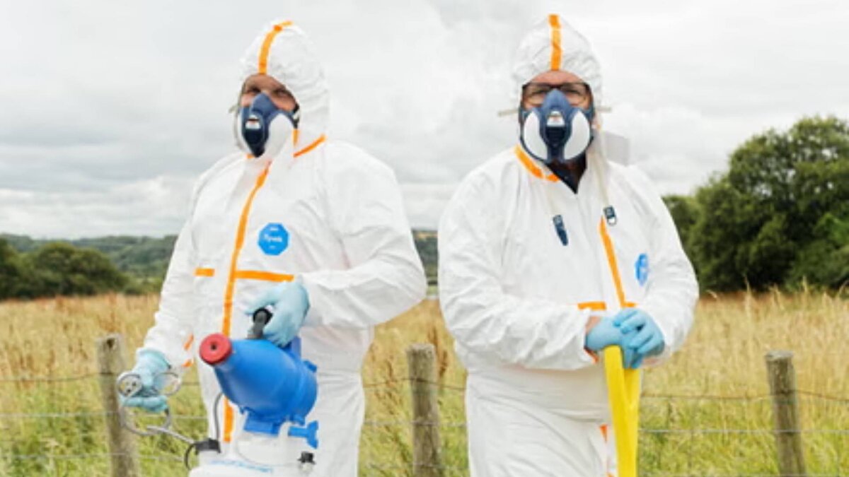 Giles, geçmişte özellikle aile içi şiddet sonucu yaşanan ölümler ve çocuklara yönelik trajedilerde çalışmanın kendisini derinden etkilediğini söyledi. Bir vakada, bir erkeğin eşini öldürdüğü olayın ardından temizlik yaptığını belirterek “Bu kadar vahşi bir sahneye daha önce rastlamamıştım” dedi.<br><br>Zaman zaman yaşadığı travmalarla baş edebilmek için doğa yürüyüşleri yaptığını, golf oynadığını ve çiftliğindeki hayvanlarla ilgilendiğini anlatan Giles, yaşadıklarını kaleme aldığı “The Life of a Crime Scene Cleaner – Bir Suç Mahalli Temizlikçisinin Hayatı” adlı kitabında duygularını paylaştı.