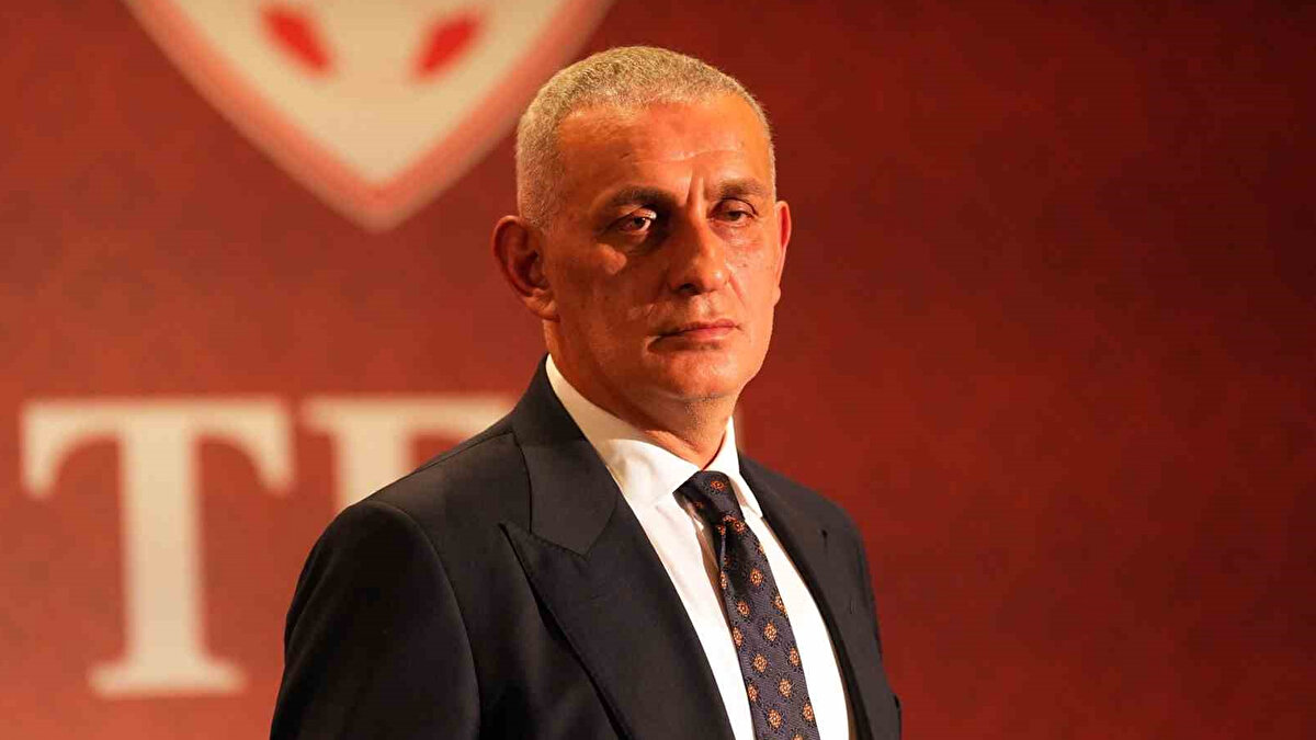 SÜPER LİG'DE DERBİ MAÇLARINA HANGİ HAKEMLER ATANACAK?<br><br>Süper Lig'de bu hafta Galatasaray-Trabzonspor ve Beşiktaş-Fenerbahçe derbileri oynanacak. Gözler bu kritik maçlara atanacak olan hakemlere çevrildi.  