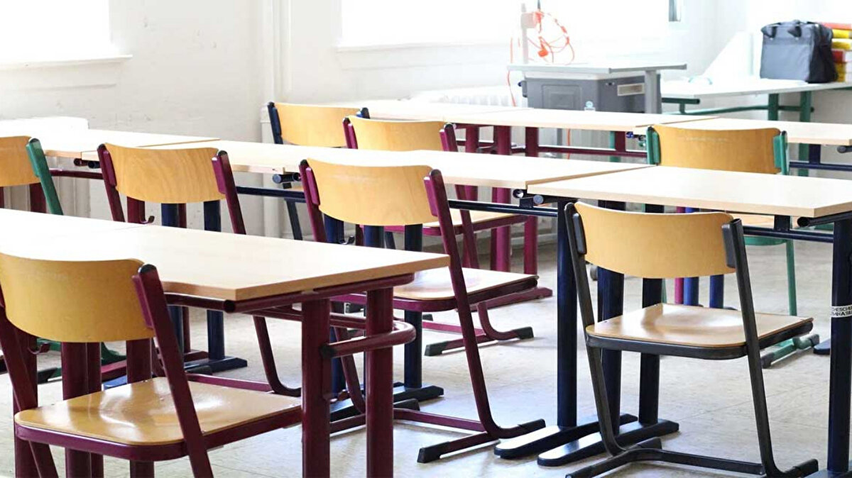 Balıkesir'de okullar tatil edildi<br><br>Balıeksir'de yaşanan 6.1 büyüklüğünde depremin ardından artçı depremler meydana gelmeye devam ediyor. Yaşanan depremlerin ardından Balıkesir Valiliği, 28 Ekim'de yarım gün tatil olan okulların tam gün tatil edilidiğini açıkladı<br>