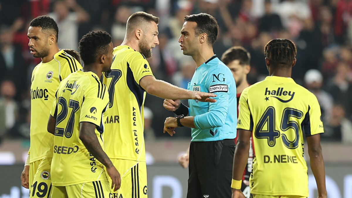 Trendyol Süper Lig’in 10. haftasında Fenerbahçe, deplasmanda Gaziantep FK’yi 4-0 mağlup etti. Mücadelenin ardından yorumcu Nihat Kahveci, Kontraspor'da sarı lacivertlilerin performansını değerlendirdi.