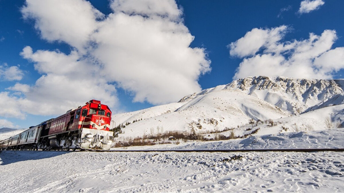 Bilet satışlarının kısa sürede tükenmesi beklenen Turistik Doğu Ekspresi için yeni sezon takvimi belli oldu. Seferler, 22 Aralık 2025 Pazartesi günü başlayacak ve 1 Mart 2026 tarihine kadar devam edecek. Yolcular, eşsiz manzaralar eşliğinde Ankara'dan Kars'a uzanan bu unutulmaz yolculuğa belirlenen tarihten itibaren çıkabilecekler.