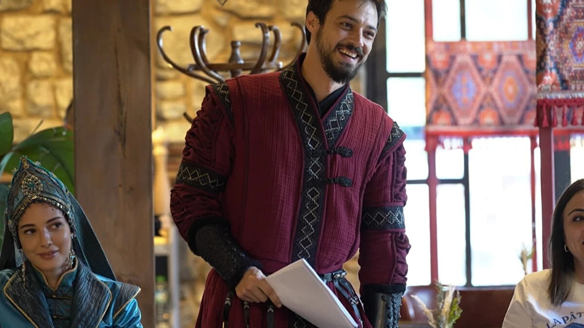 Kuruluş Orhan yeni sezonu ile ekranlara gelmeye hazırlanıyor. TV’nin sevilen dizisi Kuruluş Osman, yeni sezonda Kuruluş Orhan adıyla ekranlara gelecek. Geçtiğimiz sezonlarda Çarşamba günleri yayınlanan ve izleyiciyi ekrana kilitleyen dizi, bu sezon güçlü kadrosu ve yeni hikayesiyle dikkat çekecek. Cihan Ünal, Barış Falay, Bennu Yıldırımlar, Şükrü Özyıldız, Burak Sergen, Mahassine Merabet, Can Atak, Sevinç Kıranlı, Sena Mercan ve Tevfik Erman Kutlu gibi yeni isimler de kadroya dahil oldu. Yeni sezonda en çok merak edilen Orhan Bey'i kimin canlandıracağı. Peki Kuruluş Orhan'da Orhan Bey'i kim canlandıracak?