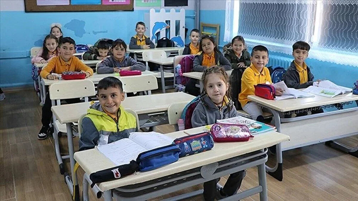2025-2026 eğitim öğretim yılının başlamasıyla birlikte gözler tatil tarihlerine çevrildi. Öğrenciler ve veliler, yoğun ders programı öncesinde dinlenme fırsatı bulacakları tatil günlerini merak ediyor. En çok araştırılan konuların başında ise "15 tatil ne zaman başlayacak?" sorusu geliyor. Milli Eğitim Bakanlığı (MEB) tarafından yayınlanan 2025-2026 iş takvimi ile hem ara tatiller hem de "sömestr tatili" olarak da bilinen yarıyıl tatili tarihleri netleşti.