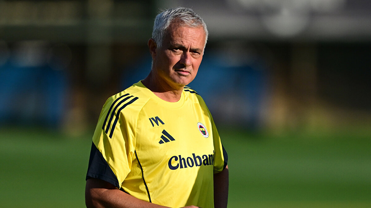 Sosyal medyada Mourinho'dan özür dileyen taraftarların bazı paylaşımları şöyle:"Sanırım son gülen adam Mourinho oldu."<br><br>"Jose'nin haklı olduğu ortaya çıktı. Özür dileriz senden Mourinho."<br><br>"Adam meğer haklıymış. Fenerbahçe yönetimi hakemlerle ilgili sıkıntıları söylemiş ona. Sözleri onu haklı çıkardı. Affet bizi Jose Mourinho."