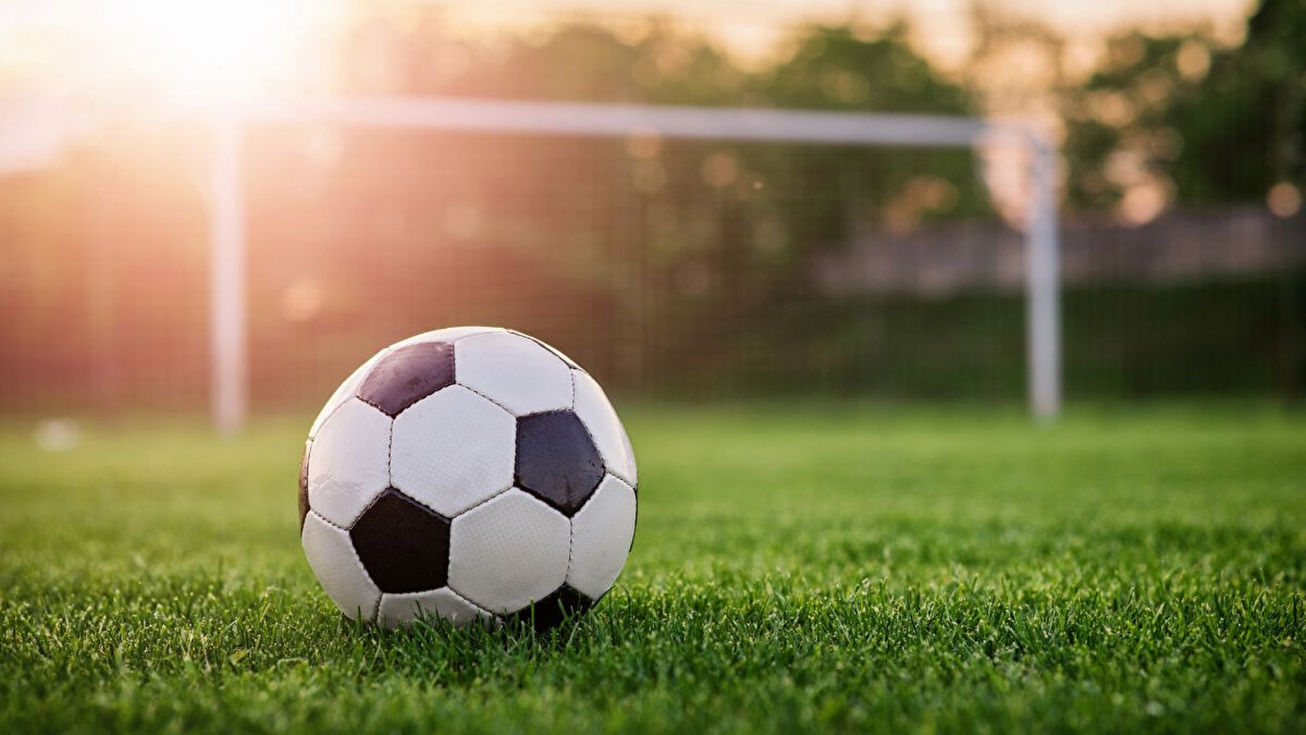 Almanya Kupası'nda (DFB Pokal) Sürpriz Peşinde<br>Almanya Kupası DFB Pokal'de günün en dikkat çeken maçı Köln ile Bayern Münih arasında oynanacak.<br><br>20:00 Greuter Fürth - Kaiserslautern (Sıfır TV Youtube)<br><br>20:00 Illertissen - Magdeburg (Sıfır TV Youtube)<br><br>20:00 Mainz - Stuttgart (Sıfır TV)<br><br>20:00 Paderborn - Bayer Leverkusen (Sıfır TV Youtube)<br><br>22:45 Darmstadt 98 - Schalke 04 (Sıfır TV Youtube)<br><br>22:45 Düsseldorf - Freiburg (Sıfır TV)<br><br>22:45 Köln - Bayern Münih (Sıfır TV Youtube)<br><br>22:45 Union Berlin - Arminia Bielefeld (Sıfır TV Youtube)