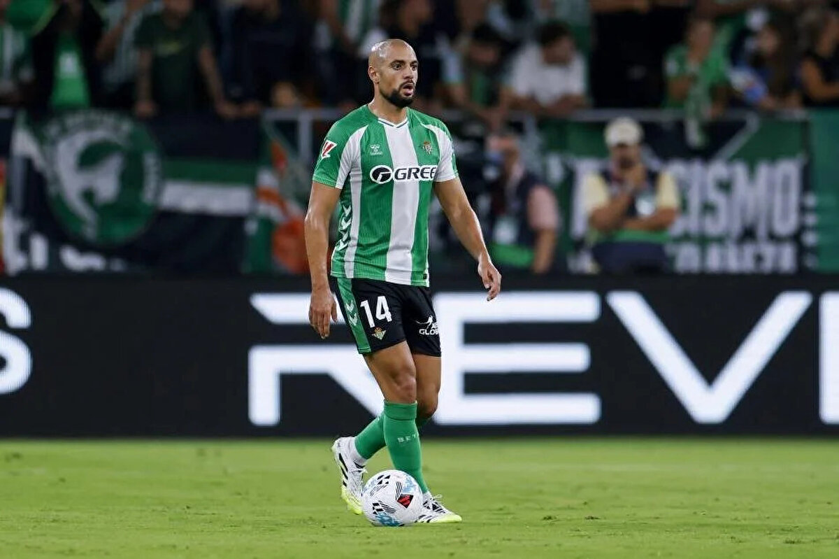 İspanyol basınından El Nacional'in haberine göre, Isco, Amrabat'tan transferi için Fenerbahçe'ye baskı yapmasını ve durumu kolaylaştırmasını istiyor.<br><br>