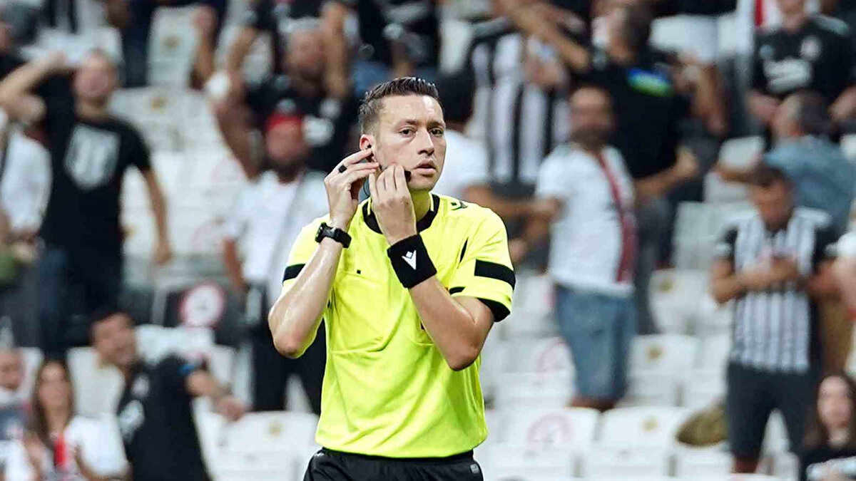 MHK Başkanı, TFF Başkanı’nın basın toplantısından sonra UEFA Hakem Komitesi Başkanı Roberto Rosetti’ye bilgi veriyor. <br><br>Zorbay Küçük, FIFA hakemi ve normalde görevi vardı. <br><br>