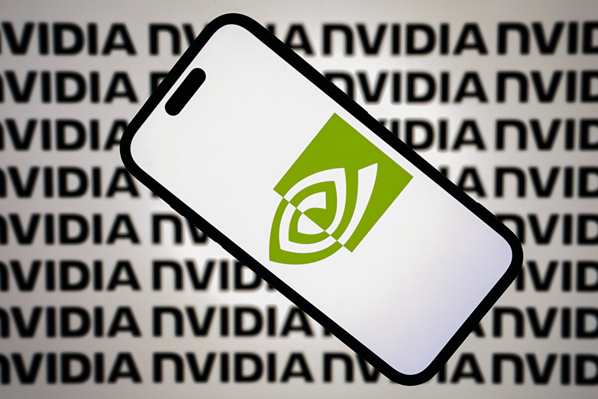 ABD merkezli çip üreticisi Nvidia, finans dünyasında yeni bir dönüm noktasına ulaştı. Şirket, yalnızca dört ay içinde piyasa değerini 4 trilyon dolardan 5 trilyon dolara yükselterek tarihte bu değere ulaşan ilk şirket oldu.